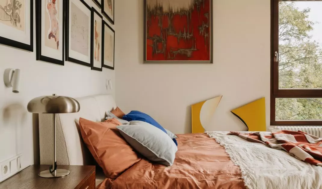Wrocławski apartament projektu Buduar łączy sztukę, meble vintage i ciepłe, wyraziste kolory