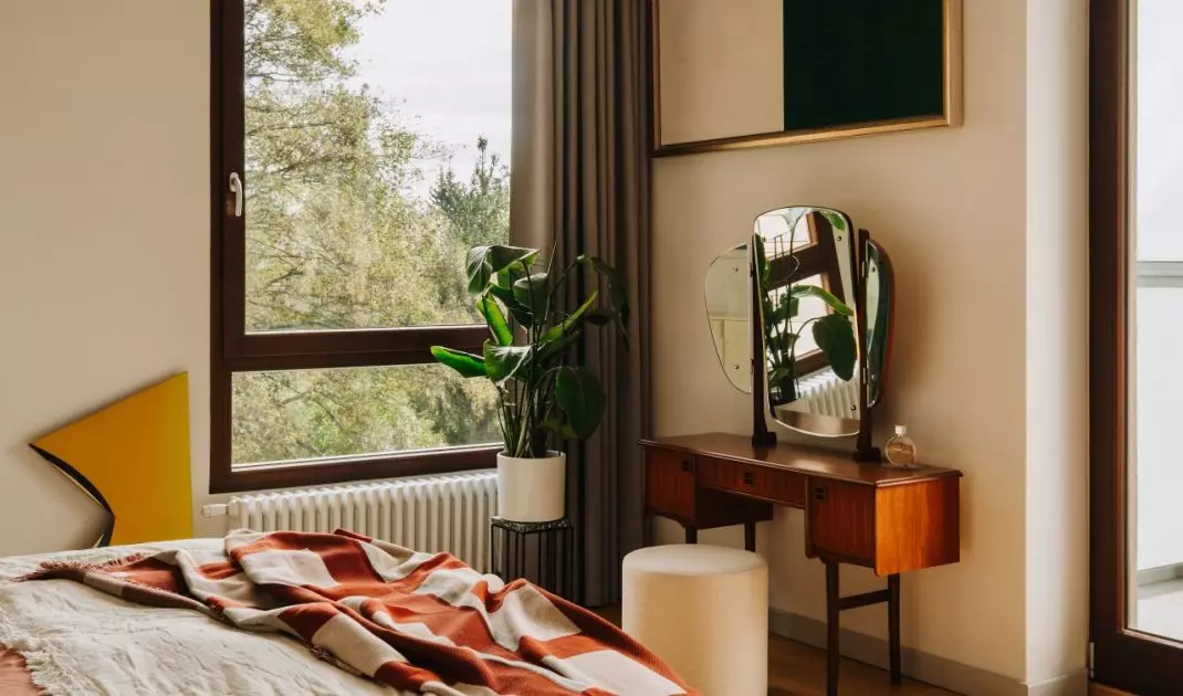 Wrocławski apartament projektu Buduar łączy sztukę, meble vintage i ciepłe, wyraziste kolory