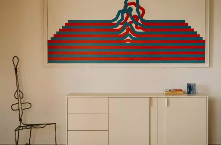 Wrocławski apartament projektu Buduar łączy sztukę, meble vintage i ciepłe, wyraziste kolory