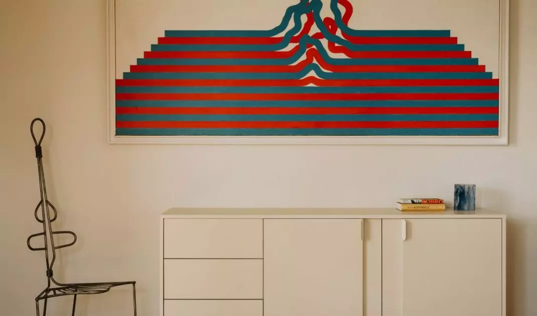 Wrocławski apartament projektu Buduar łączy sztukę, meble vintage i ciepłe, wyraziste kolory
