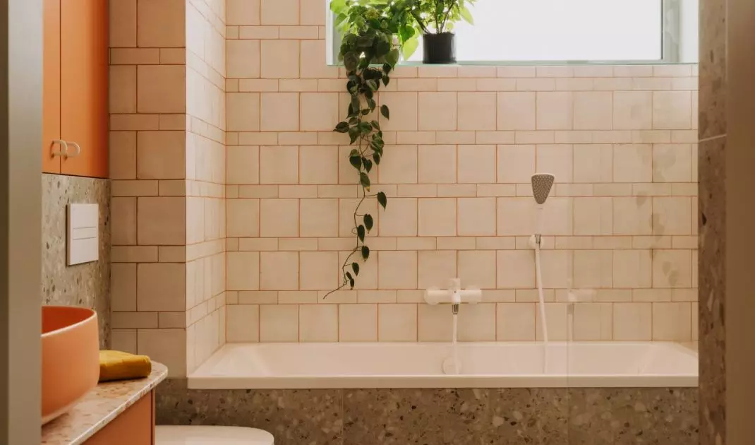 Wrocławski apartament projektu Buduar łączy sztukę, meble vintage i ciepłe, wyraziste kolory