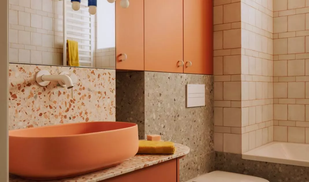 Wrocławski apartament projektu Buduar łączy sztukę, meble vintage i ciepłe, wyraziste kolory