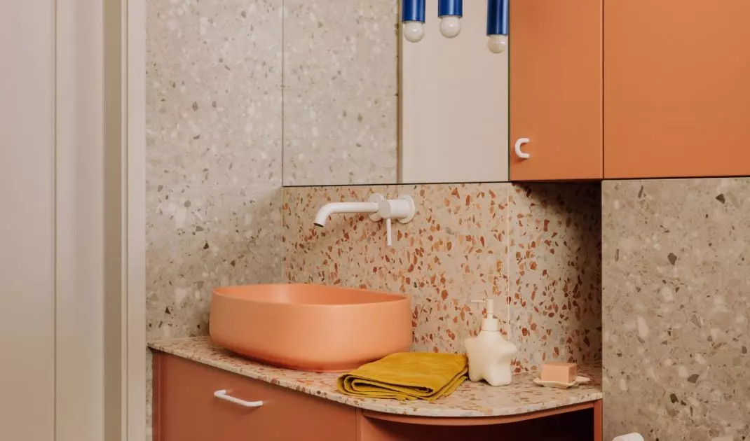Wrocławski apartament projektu Buduar łączy sztukę, meble vintage i ciepłe, wyraziste kolory