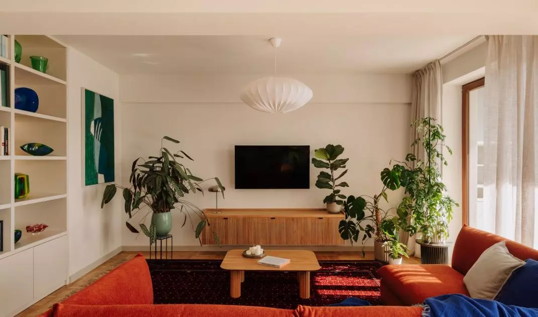 Wrocławski apartament projektu Buduar łączy sztukę, meble vintage i ciepłe, wyraziste kolory