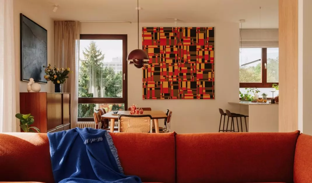 Wrocławski apartament projektu Buduar łączy sztukę, meble vintage i ciepłe, wyraziste kolory