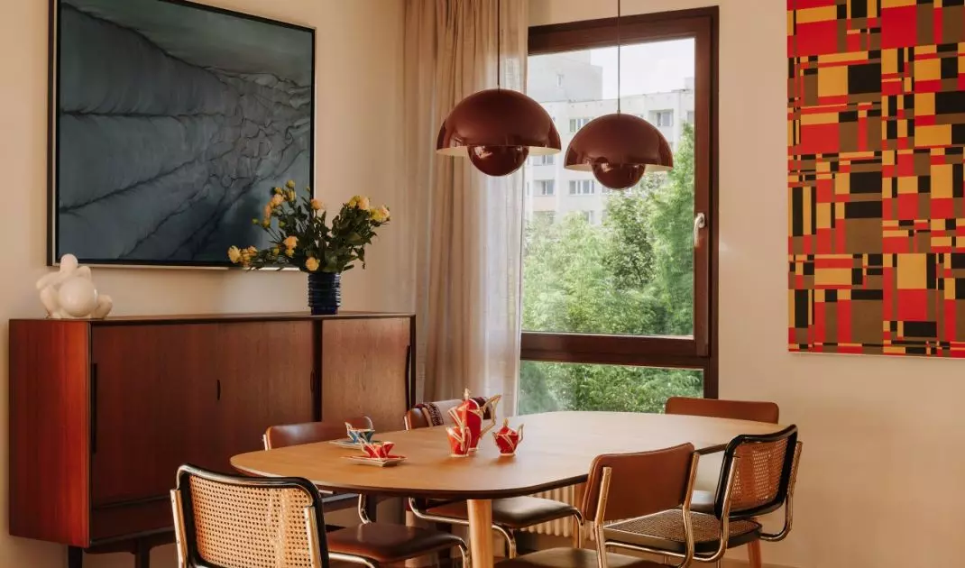 Wrocławski apartament projektu Buduar łączy sztukę, meble vintage i ciepłe, wyraziste kolory