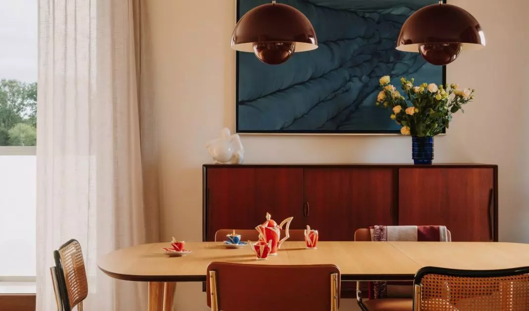 Wrocławski apartament projektu Buduar łączy sztukę, meble vintage i ciepłe, wyraziste kolory