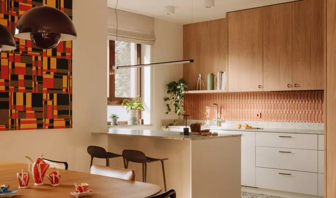 Wrocławski apartament projektu Buduar łączy sztukę, meble vintage i ciepłe, wyraziste kolory