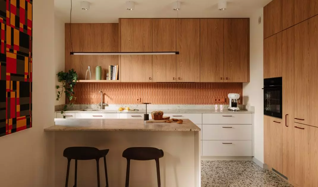 Wrocławski apartament projektu Buduar łączy sztukę, meble vintage i ciepłe, wyraziste kolory