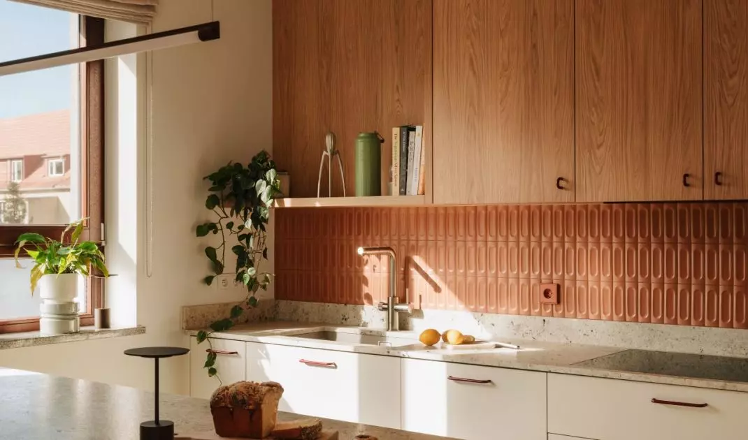 Wrocławski apartament projektu Buduar łączy sztukę, meble vintage i ciepłe, wyraziste kolory