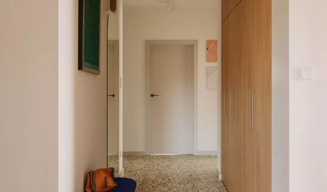 Wrocławski apartament projektu Buduar łączy sztukę, meble vintage i ciepłe, wyraziste kolory