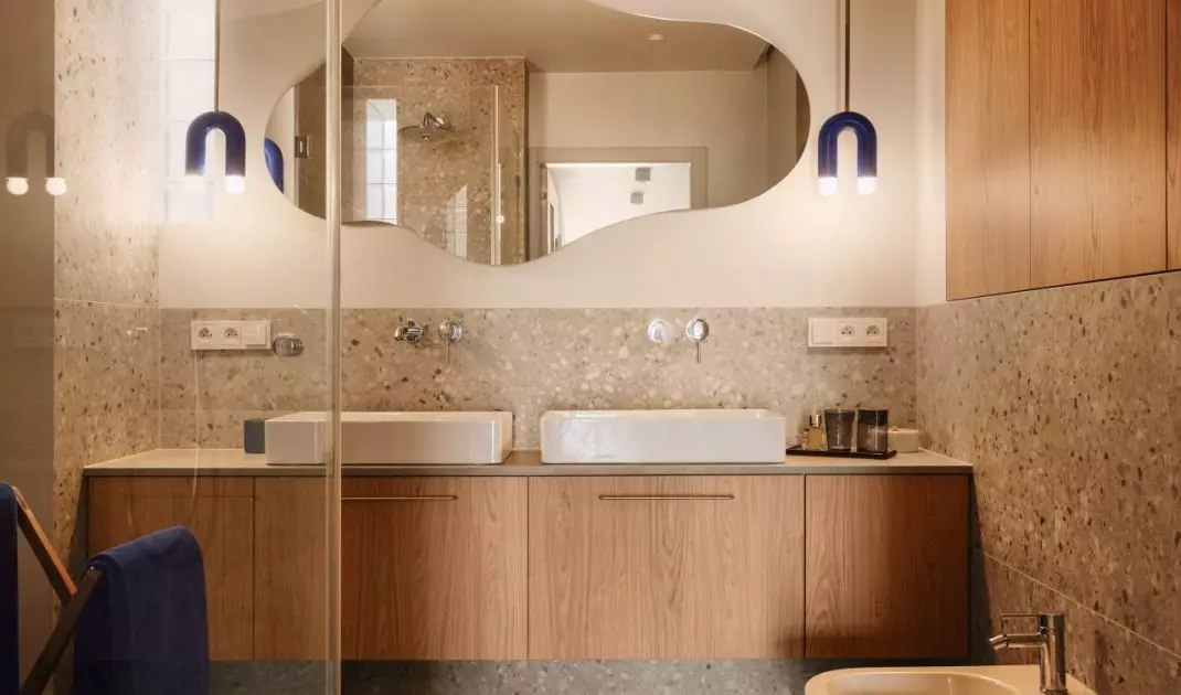 Wrocławski apartament projektu Buduar łączy sztukę, meble vintage i ciepłe, wyraziste kolory