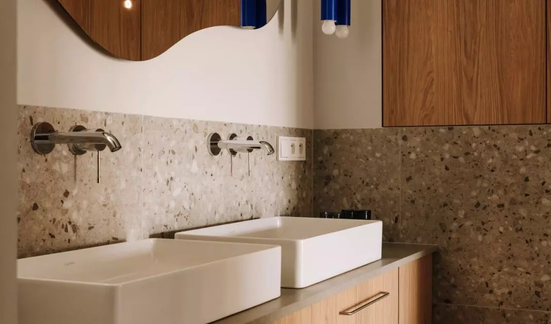 Wrocławski apartament projektu Buduar łączy sztukę, meble vintage i ciepłe, wyraziste kolory