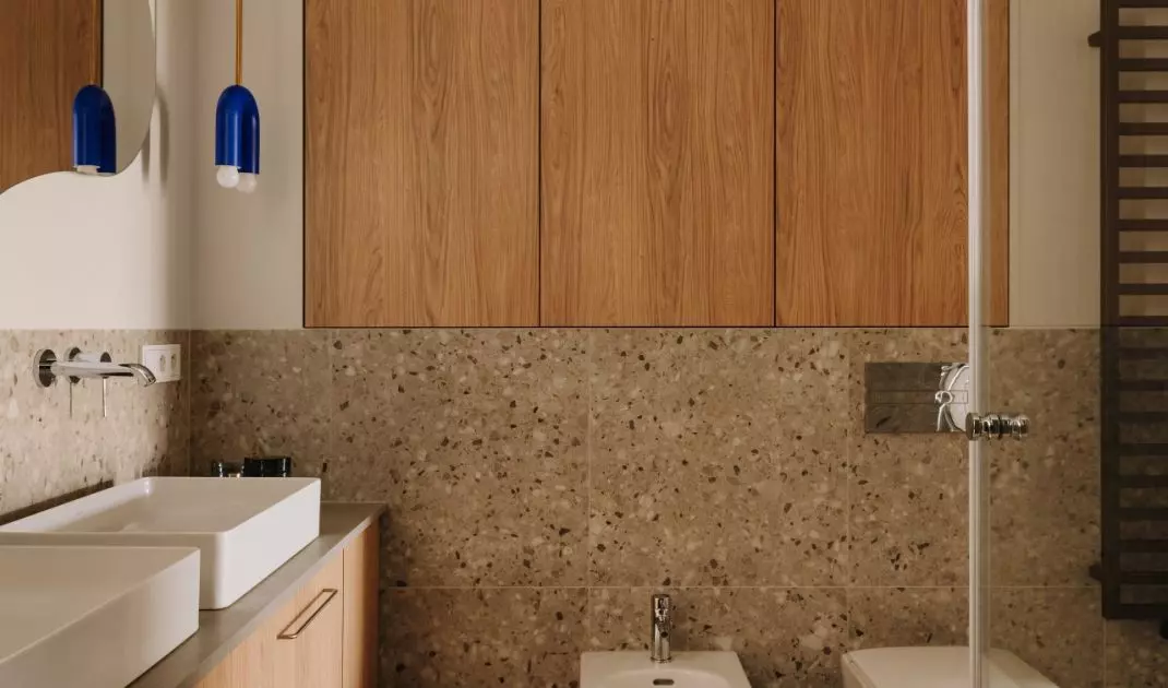 Wrocławski apartament projektu Buduar łączy sztukę, meble vintage i ciepłe, wyraziste kolory