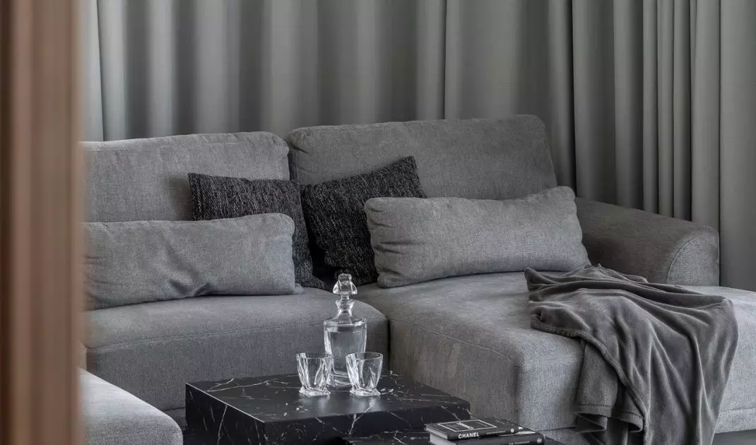 Salon utrzymano w spokojnej, monochromatycznej palecie