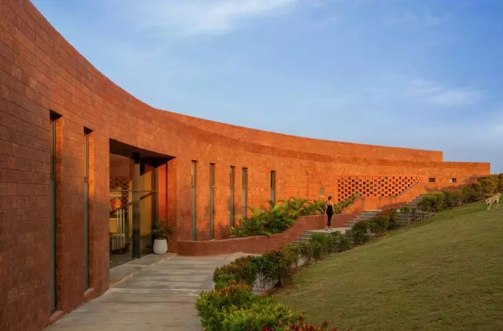 Crest Nine w Anjarle projektu Sanjay Puri Architects