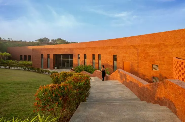 Crest Nine w Anjarle projektu Sanjay Puri Architects