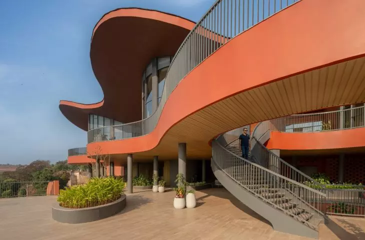 Crest Nine w Anjarle projektu Sanjay Puri Architects