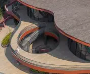 Crest Nine w Anjarle projektu Sanjay Puri Architects