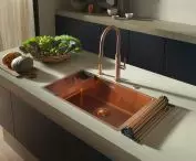 Bateria, zlewozmywak i wszystkie akcesoria z kolekcji Franke Mythos Masterpiece w odcieniu miedzi