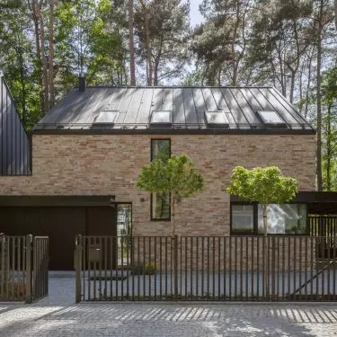 From the street, the house has a more closed-off facade, which protects the residents' privacy