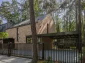 Asymetryczny dach i nieregularna cegła nawiązują do północnoeuropejskich interpretacji domu-stodoły