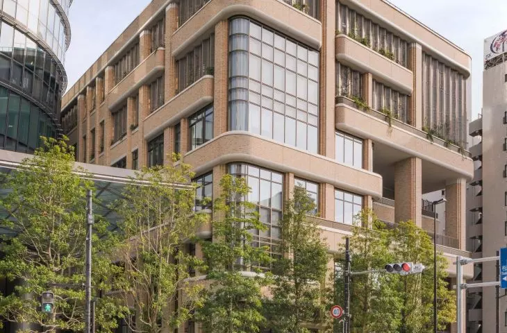 The British School in Tokyo: szkoła zaprojektowana przez Heatherwick Studio jako część Azabudai Hills