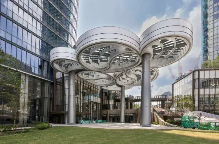 Cloud Canopy przy Tower Plaza: rzeźbiarskie zadaszenie jednej z przestrzeni publicznych kompleksu