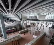 Ogólnodostępna przestrzeń pod główną bryłą muzeum działa jak przedłużenie miejskich ulic i placów