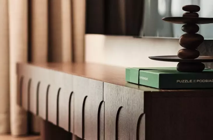 The veneered chest of drawers designed by Puvo Design has become the focal point of the living room
