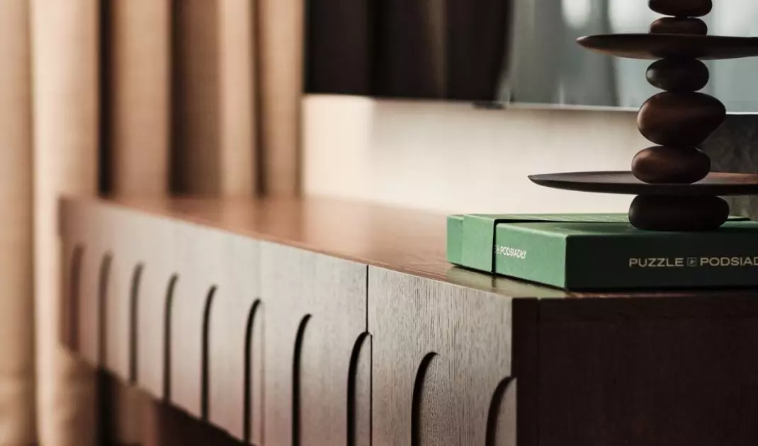 Fornirowana komoda projektu Puvo Design stała się głównym akcentem salonu