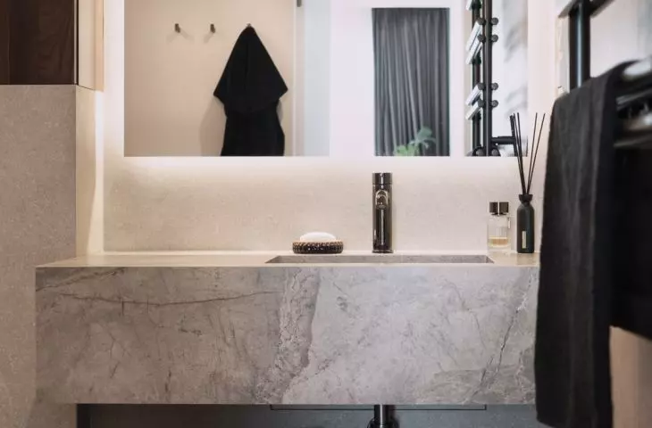 A 52-meter apartment in Kraków designed by SUSPENS studio