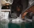 Drewniana konstrukcja mostu kontrastuje z monumentalnymi skalnymi ścianami