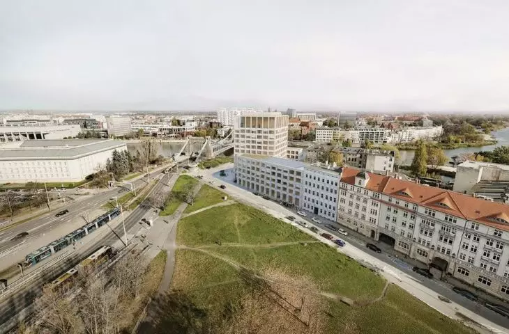 To the right of the Grunwaldzki Bridge stands a new building designed by the Projekt Praga architectural firm; to the left is the existing building of the Lower Silesian Provincial Office