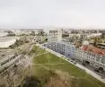 po prawej od mostu Grunwaldzkiego wkomponowany jest nowy gmach autorstwa pracowni Projekt Praga, po lewej istniejący gmach Dolnośląskiego Urzędu Wojewódzkiego