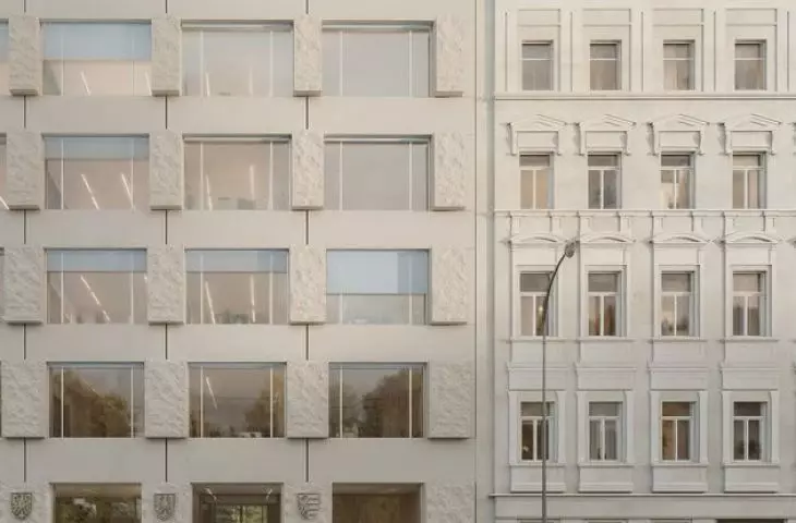 projektowana bryła urzędu z jednej strony przylega do istniejącej zabudowy (kamienicy przy ulicy Mazowieckiej 19), tworząc zwartą pierzeję