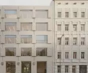 projektowana bryła urzędu z jednej strony przylega do istniejącej zabudowy (kamienicy przy ulicy Mazowieckiej 19), tworząc zwartą pierzeję