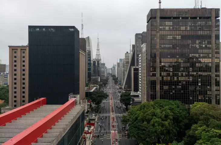 Edifício Pietro Maria Bardi w São Paulo projektu METRO Arquitetos