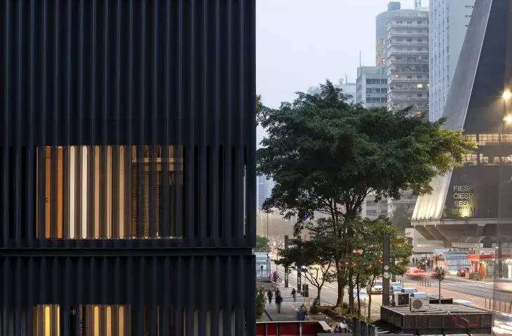 Edifício Pietro Maria Bardi w São Paulo projektu METRO Arquitetos