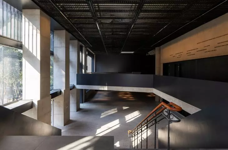 Edifício Pietro Maria Bardi w São Paulo projektu METRO Arquitetos