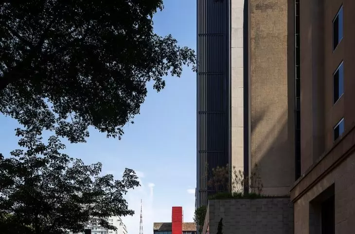 Edifício Pietro Maria Bardi w São Paulo projektu METRO Arquitetos