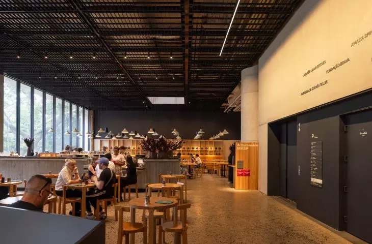 Edifício Pietro Maria Bardi w São Paulo projektu METRO Arquitetos