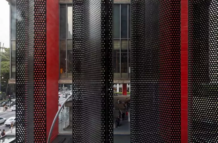 Edifício Pietro Maria Bardi w São Paulo projektu METRO Arquitetos
