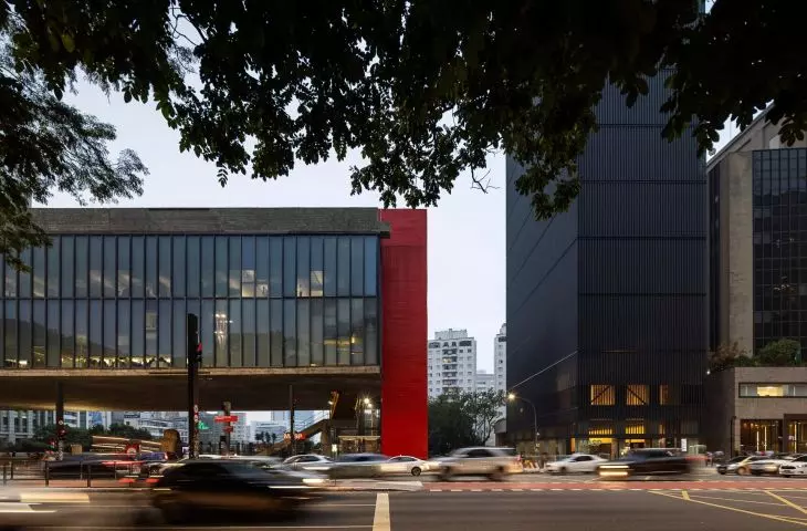 Stara i nowa siedziba MASP stoją po przeciwnych stronach Avenida Paulista