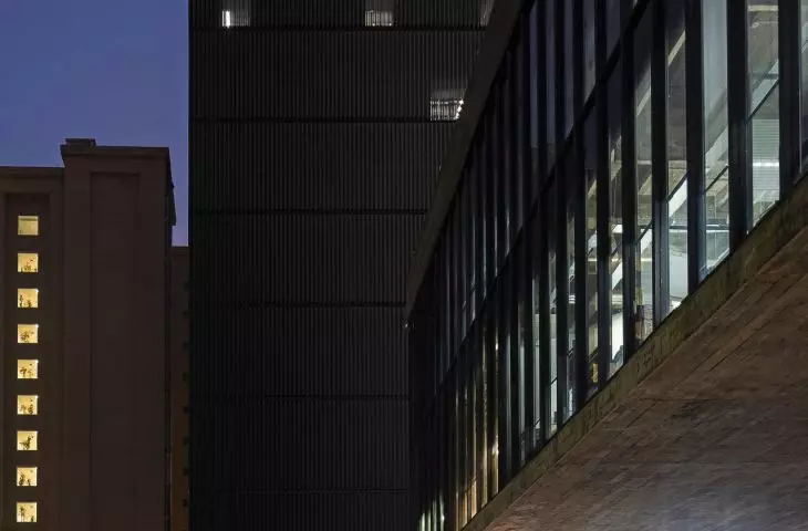 Edifício Pietro Maria Bardi w São Paulo projektu METRO Arquitetos
