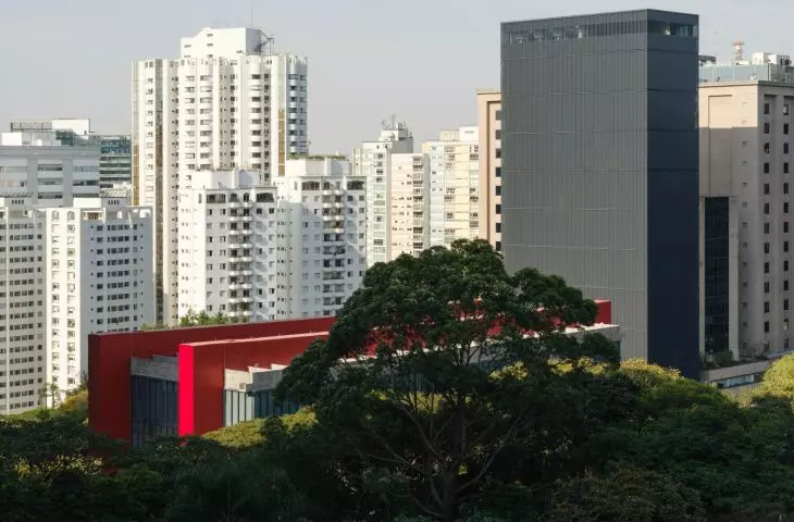 Edifício Pietro Maria Bardi w São Paulo projektu METRO Arquitetos