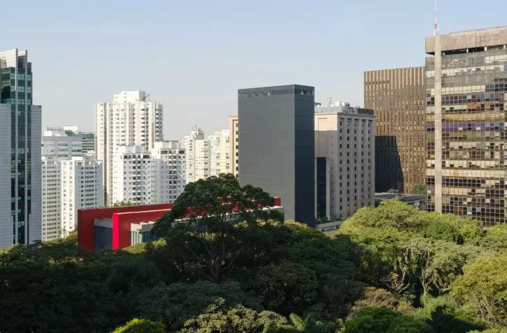 Edifício Pietro Maria Bardi w São Paulo projektu METRO Arquitetos