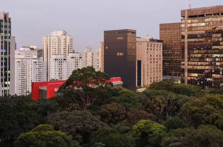 Edifício Pietro Maria Bardi w São Paulo projektu METRO Arquitetos