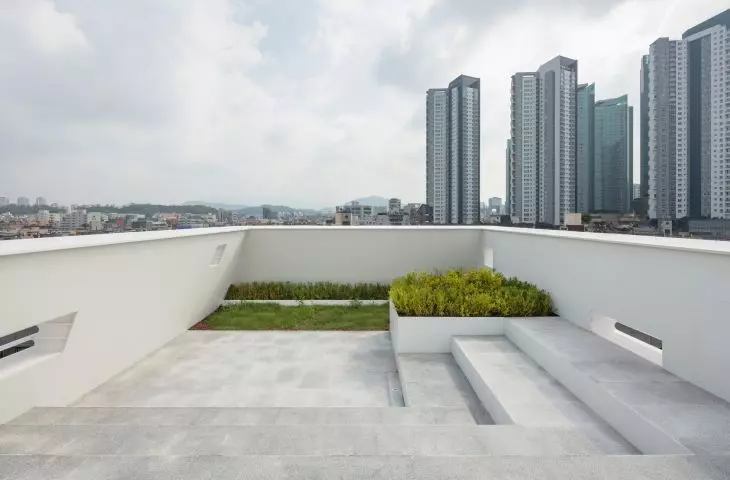 Taras na dachu Hapjeong Artplex otwiera widok na zabudowę Seulu