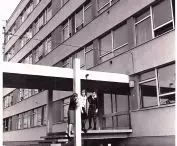 Miasteczko Studenckie AGH, wejście do budynku 5-kondygnacyjnego, lata 60.